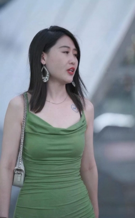绿色吊带裙美女 [6P]
