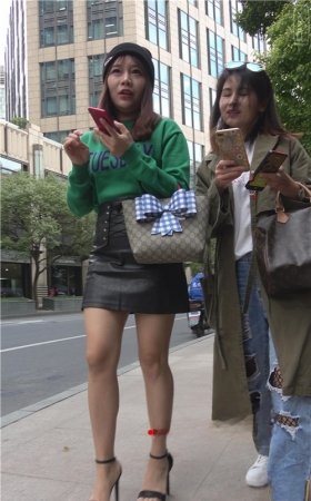 漂亮的绿衣皮裙小美女
