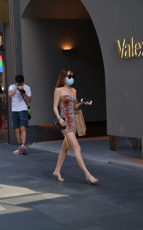 长发包臀裙小姐姐