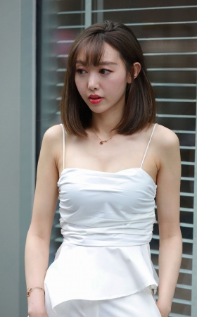 一身白衣装扮的淑女 [18P]