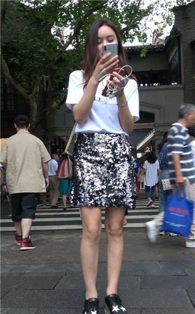 4K – 街拍白T恤美腿小姐姐的短裙亮闪闪 [1.67 GB]