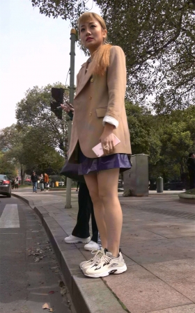 短裙性感美女由高跟鞋换上运动鞋