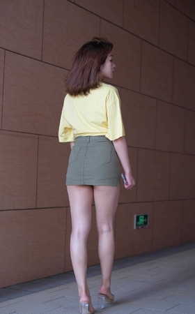 [红石专区] 绿色短裙女孩 【图片➕视频】 [10P]