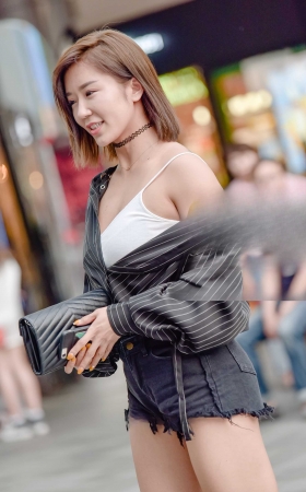 时尚热裤高靴短发靓女 [22P]