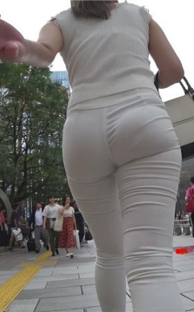 紧身白裤妹子