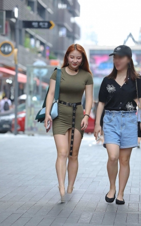丰腴的包臀裙小姐姐 [17P]