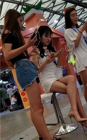4k超清，白皙美腿高跟鞋美女，牛仔热裤美女不断抢镜