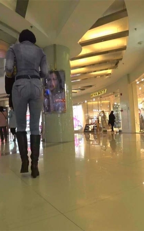 紧身牛仔裤肥臀少妇逛商场