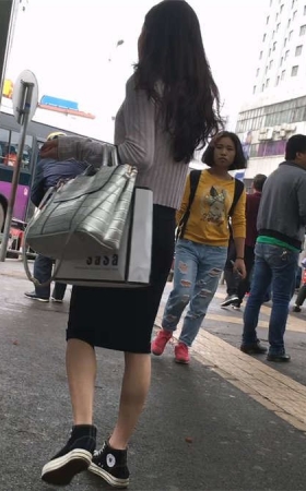 大白腿黑色短裙美女