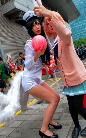 白色短裤苗条长腿少女玩cosplay