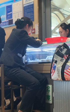 首饰店的短丝美眉 [6P]