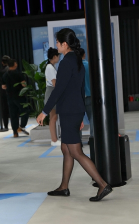 大众的黑色丝制服美女销售 [17P]