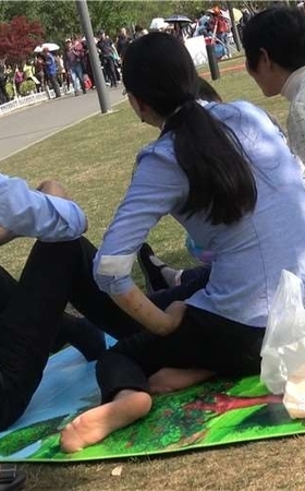 4k-蓝色衬衫黑裤少妇街拍丝袜美足