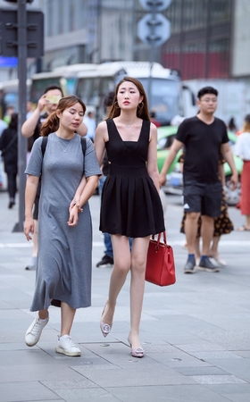 黑裙丝袜高跟鞋