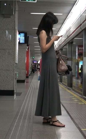 4K – 街拍等地铁的凉鞋少F