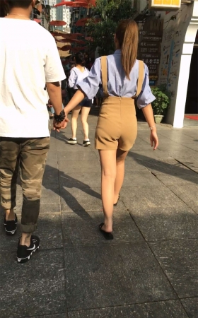 黄色的短裙性感的美女
