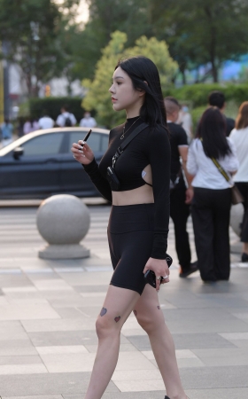 这套运动装，尽显身形 [26P]