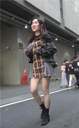 漂亮的连体短裙小姐姐