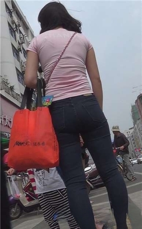 街拍黑色紧身宽臀年轻妈妈，粉色T恤更显成熟味道[1.30 GB]