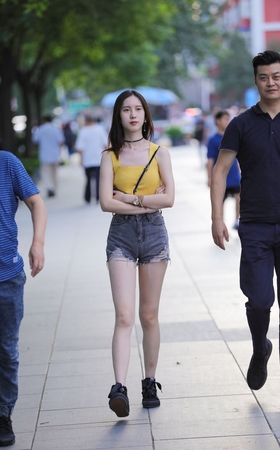 高腰热裤的美眉