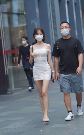 白色褶皱修身裙