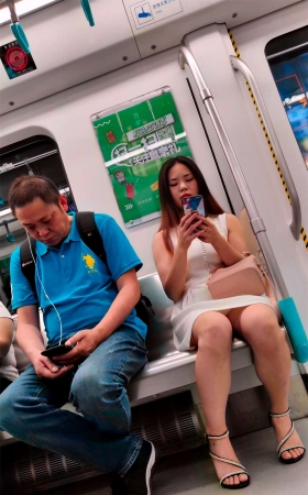 地铁上的白裙美腿性感姐姐