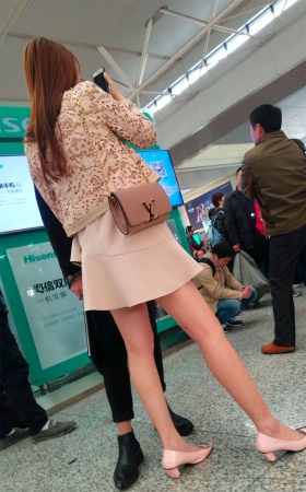 和男友一起出行的肉丝气质女