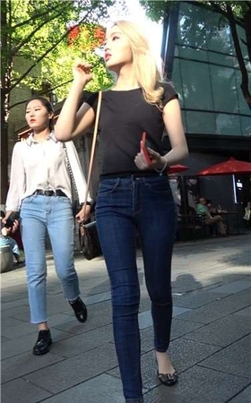 4k超清，街拍紧身蓝牛金发小姐姐，颜值爆表 [3.42 GB]