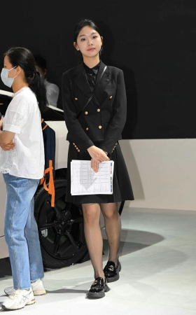 2552-9=83√广州车展-可爱黑丝女孩 9P