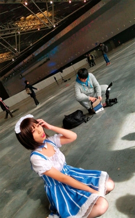 街拍黑丝高跟鞋女仆装cosplay的可爱妹纸
