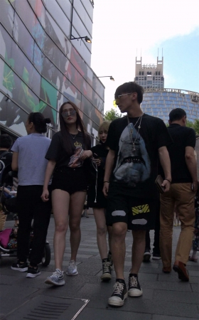 黑衣超短裤美臀墨镜美女短裤还能再短点吗