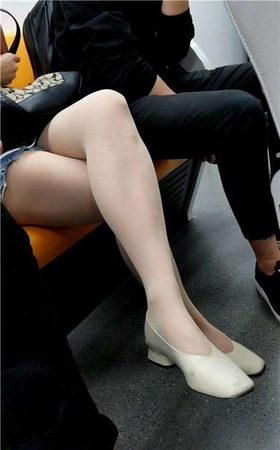 4K地铁上看手机的牛仔热裤街拍丝袜女孩