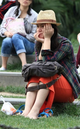 No1331 高挑红裙女孩光脚走在草地上的样子吸引了我