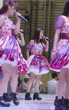 ChinaJoy现场台上一群正在表演的小姐姐