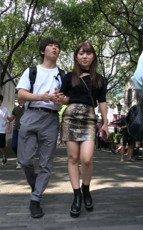 蟒蛇纹短裙美眉