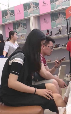 鞋店试鞋的肉丝靓妹