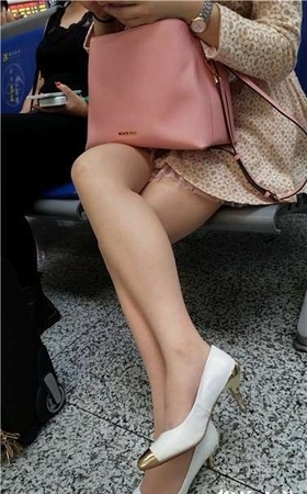 4k超清，候车室低头玩手机的美腿苗条妹子