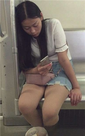 地铁上偶遇丰满妹子，看她好无聊的感觉。
