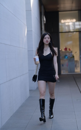 魅影黑色吊带裙小姐姐