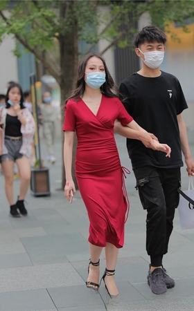 修身红裙展现女人味MJ711[298M]