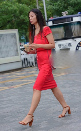 行走如风的裹臀裙女郎 [21P]