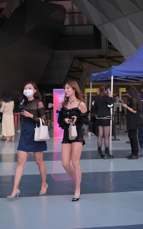 美腿美女双飞