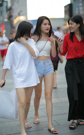 热裤小蛮腰美眉 [18P]