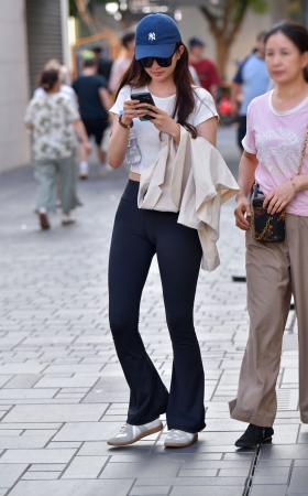 甜美苗条紧身裤美女