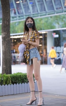 牛仔热裤透明高跟鞋的时尚女生