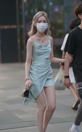 吊带裙美腿女盆友 [17P]