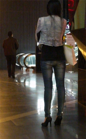 超紧身牛仔裤高跟美女