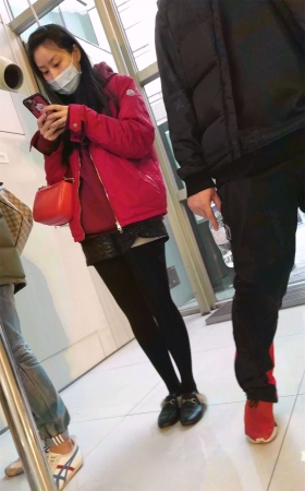 黑色打底丝袜短裤长腿美眉
