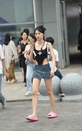 清凉的牛仔短裙小妹~ [19P]