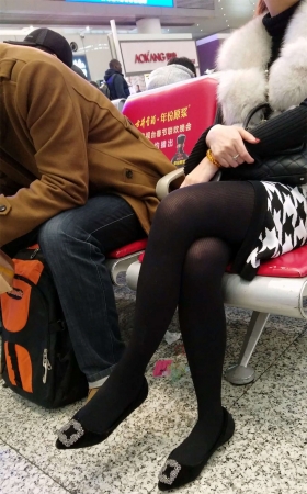 高铁站候车的黑色丝袜修长美腿漂亮美少妇